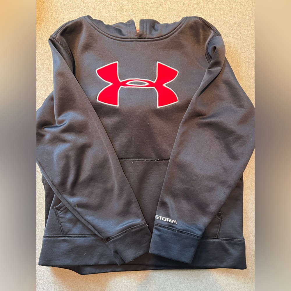 Boys Under Armour hoodie set. 2 hoodies included. Boys youth medium.